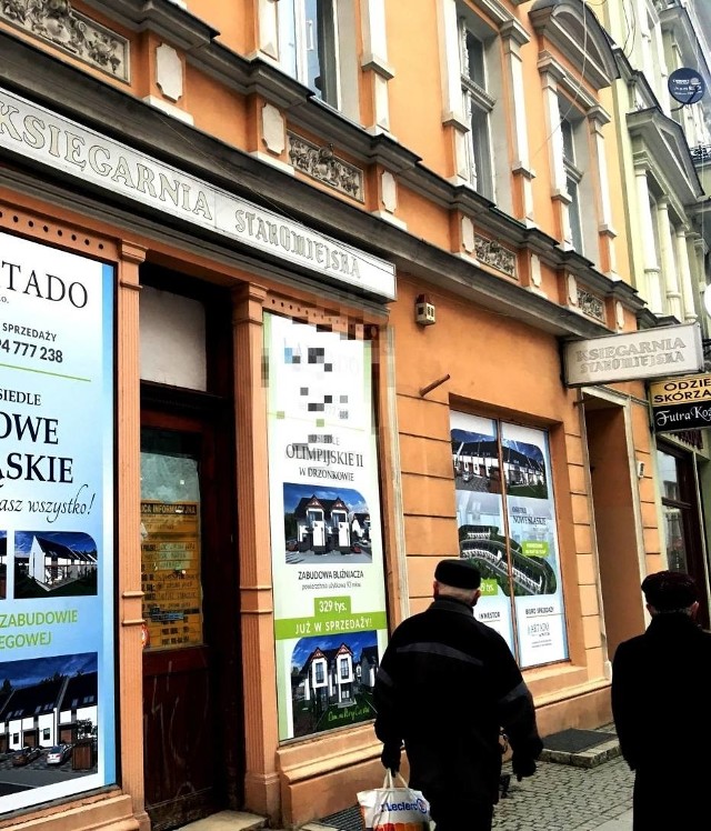 Charakterystyczne miejsce w centrum miasta. Wielu mieszkańców kojarzy je właśnie z księgarnią. A jaka jest historia tego lokalu? Wcześniej, dokładnie w 1945 r. Tadeusz Piotrowski prowadził w tym miejscu kwiaciarnię i sklep owocowo - warzywny. Następnie w latach 50, lokal został przejęty przez Dom Książki. Później dopiero pojawiła się Księgarnia Staromiejska prowadzona przez Urszulę Michalik-Soracką i Grzegorza Sorackiego, wielkich pasjonatów literatury. Pod takim szyldem księgarnia istniała od 1990 roku. To miejsce stworzone było dla wszystkich miłośników książek. Smutna więc była wiadomość, że miejsce to zostanie zamknięte. - Księgarnia Staromiejska na ulicy Stefana Żeromskiego 16 była pod tym adresem zawsze. To miejsce znały wszystkie pokolenia zielonogórzan, nawet osoby nie sięgające po książkę na co dzień. Tutaj przez dziesiątki lat kupowano podręczniki szkolne. Najbardziej kultowe ze wszystkich kultowych miejsc w Zielonej Górze - pisała Alicja Skowrońska. Właściciele przenieśli się do mniejszego lokalu, też w centrum miasta i cały czas prowadzą swoją działalność. Przez dłuższy czas obserwowaliśmy jednak, jak lokal stoi pusty. Oblepiany był plakatami, później wielką reklamą biura nieruchomości. Od niedawna coś zaczęło się tam dziać. Pojawili się robotnicy i wielka informacyjna tablica, z której dowiadujemy się, że trwają prace remontowe. A dokładnie przebudowa i zmiana sposobu użytkowania lokalu użytkowego na gastronomiczny. Pojawi się w tym miejscu restauracja. Jakiej kuchni skosztujemy? Inwestorem jest właściciel znanej włoskiej restauracji w Zielonej Górze. Może otworzy drugi, podobny lokal? Tego dowiemy się na pewno już niebawem.Zobacz również: Bartek Jędrzejak napisał książkę. "Myślę, że wejdzie do kanonu lektur prawdziwych dżentelmenów"źródło: Dzień Dobry TVN/x/news