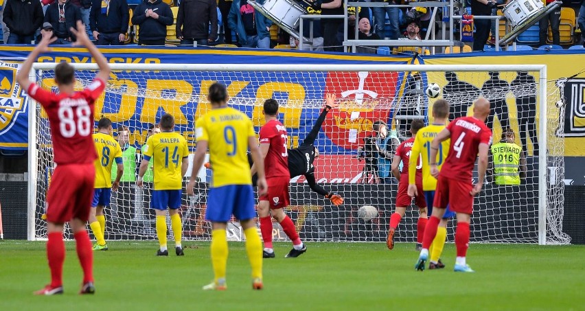 Arka Gdynia skompromitowała się przed finałem Pucharu Polski! Żółto-niebiescy rozbici przez Piasta Gliwice [ZDJĘCIA]