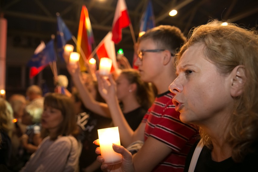 Łańcuch światła dla sądów. Tak protestowali mieszkańcy Krakowa [ZDJĘCIA]