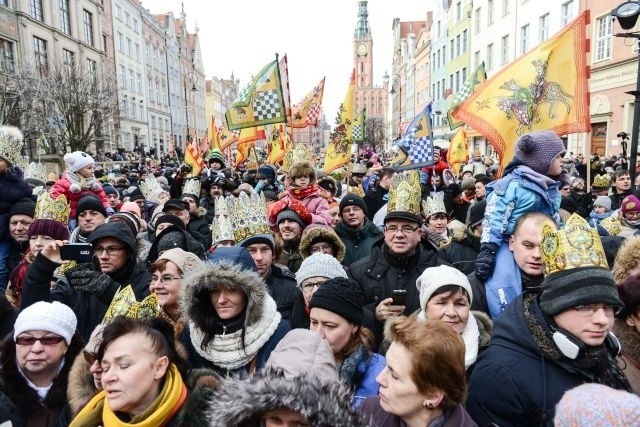 W samo południe, sprzed Bazyliki Mariackiej w Gdańsku, wyruszył Orszak Trzech Króli. Wzięły w nim udział setki mieszkańców, i czasem przypadkowych przechodniów, którzy przebywali w tym czasie na trasie orszak. Wideo Szymon SzewczykTrzech Króli w Gdańsku