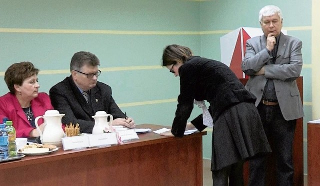 Na prezydialnym stole głosowała Jolanta Den, wicestarosta powiatu białostockiego. Na jej kartę spogląda Anna Grycuk, przewodnicząca rady. Nas przekonuje, że nie interesowała się co robią radni.
