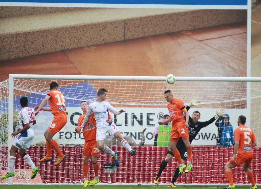 Górnik Zabrze spadł do 1. ligi po remisie 1:1 z Termalicą w...