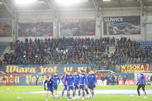 PKO Ekstraklasa. Piłkarze wrócili na boiska, a kibice na stadiony. Zapraszamy na pierwsze w tym roku podsumowanie tego, co działo się na trybunach: - najwyższą frekwencję odnotowano na Cracovii- jedyną oprawę zaprezentowano w Gdańsku- najliczniejszy wyjazd zaliczył Śląsk- kontrowersje wywołał sektor gości w Częstochowie