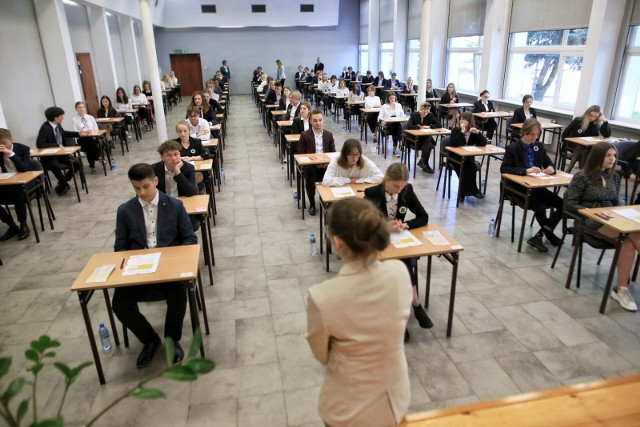 Uczniowie na egzamin maturalny w 2023 roku będą mogli wnieść podobne przedmioty, jak w roku ubiegłym. Jednak, jak wynika z komunikatu CKE-e na maturze z języka polskiego nie będzie można korzystać ze słowników.