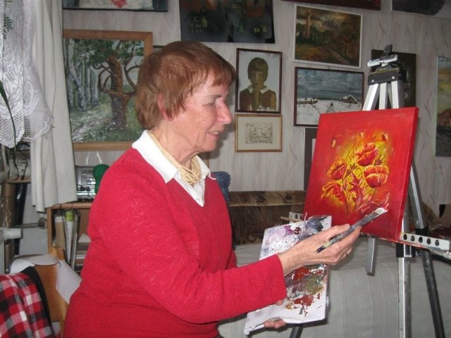 Halina Skindzier uwielbia siedzieć przed ształuga i malować obrazy. Z radością odwiedza galerie sztuki.
