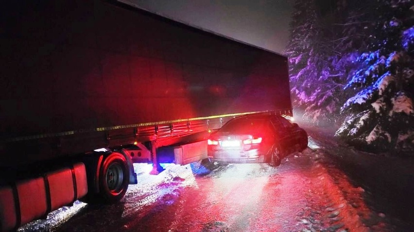 Tir stanął w poprzek drogi w górach koło Krynicy. Cud, że nie zmiażdżył osobowego bmw