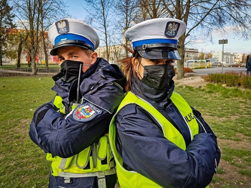 Koronawirus. Podlascy policjanci przypominali o nowych obowiązkach. Zamiast mandatów... rozdawali maseczki (zdjęcia)