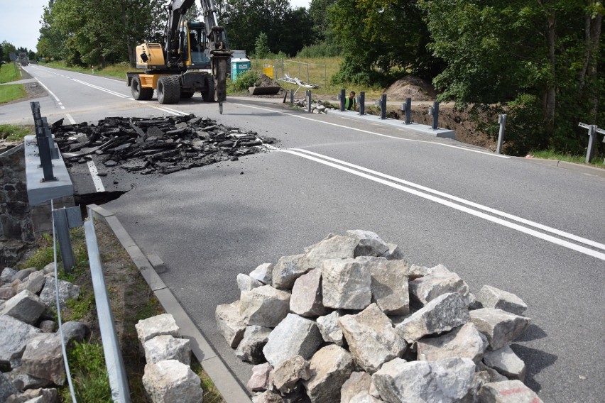 Ciężarówki niszczą drogi, chodniki, lampy. Zagrożony...