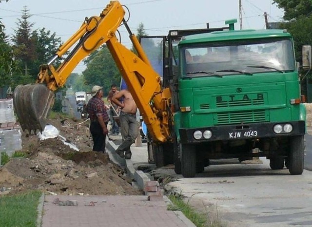 W Niegosławicach budowane są już nowe chodniki, wyłożone kostką brukową, ale do zakończenia remontu szosy Pińczów - Wiślica jeszcze daleko.
