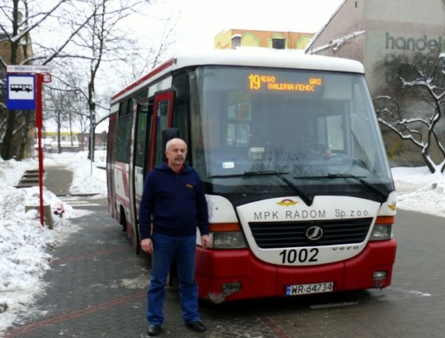 - Ludzie nie znają jeszcze nowej trasy, ale linia cieszy się  już sporym zainteresowaniem i pewnie będzie przybywać pasażerów &#8211; powiedział kierowca autobusu Antoni Ziętek, który jeździł w niedzielę "dziewiętnastką&#8221;.