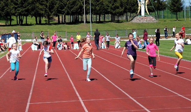Na stadionie Wdy w Świeciu odbyły się pierwsze zawody z serii "czwartki lekkoatletyczne". Startowali uczniowie szkół podstawowych, gimnazjalnych i ponadgimnazjalnych.