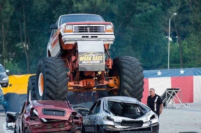 Show kończą zawsze ogromne Monster Trucki, miażdżące zwykłe samochody swoimi wielkimi kołami