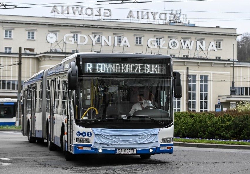 Gdyńskie autobusy i pomniki w maseczkach.