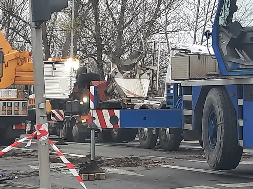 Dwa dźwigi wyciągały z rowu betoniarkę. Droga w Siechnicach pod Wrocławiem zamknięta, ogromne korki na Opolskiej [ZDJĘCIA]