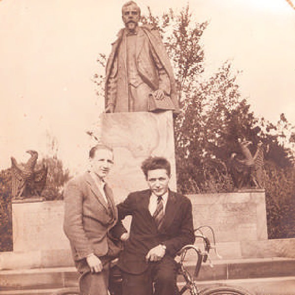 Do fotografii przed pomnikiem Sienkiewicza pozują Tadeusz Poryszewski i Maksymilian Kasprzak - 1934 rok.