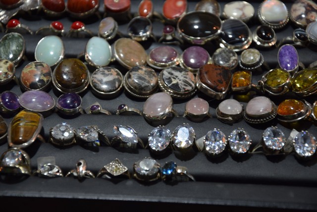 Miłośnicy biżuterii oraz minerałów powinni się wybrać na wystawę i giełdę minerałów i wyrobów jubilerskich w Rzeszowie. Jeszcze jutro (2 lutego) w niedzielę, od godz. 10 do 18, w III LO im. Cypriana Norwida przy Szopena 11 w Rzeszowie, można zwiedzać wystawę i giełdę, a także kupić biżuterię wykonaną z takich kamieni, które często trudno kupić w sklepie.