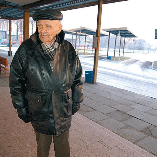 Dla pana Szymona Oleszki, który w piątek czekał na szczecineckim dworcu PKS na autobus do Słupska, najważniejsze jest, aby autobusy były niedrogie i się nie spóźniały. - Dla mnie mogą być nawet prywatne - mówi.