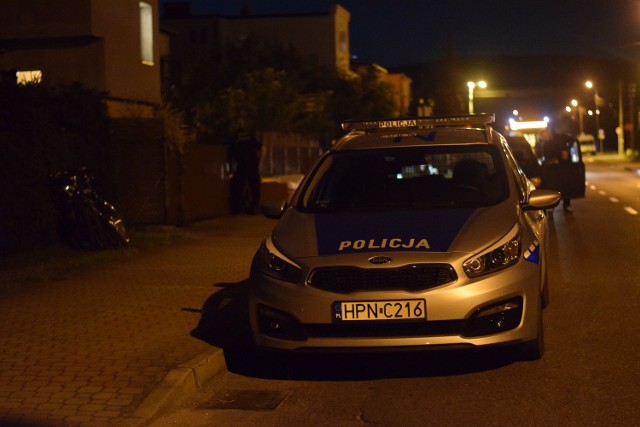 W jednym z domów w dzielnicy Lotnisko w Rumi zginął mężczyzna, najprawdopodobniej od dźgnięcia nożem. Policja zatrzymała kilka osób.
