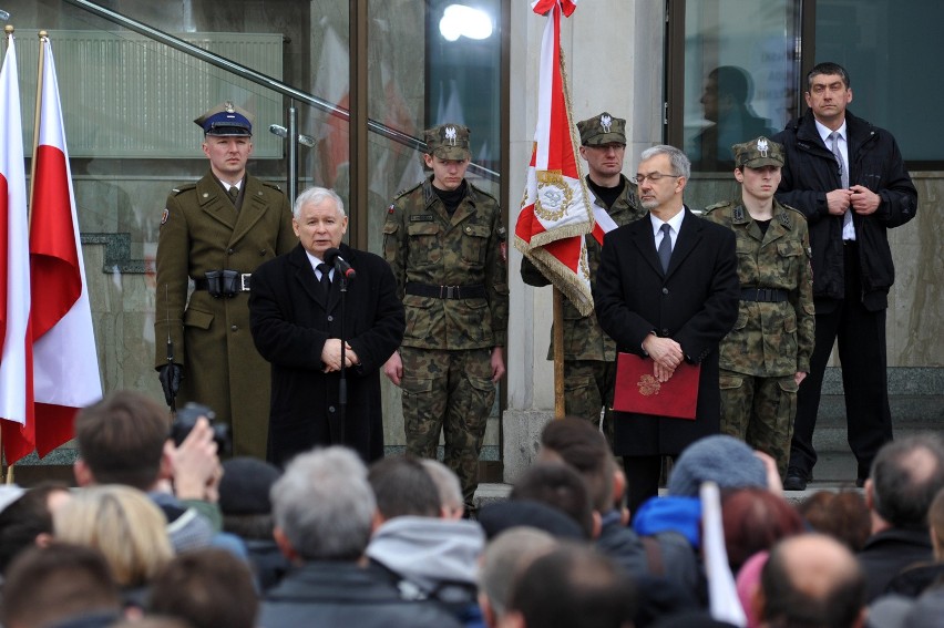 6. rocznica katastrofy smoleńskiej: Marsz pamięci na zakończenie uroczystości w Warszawie [ZDJĘCIA]