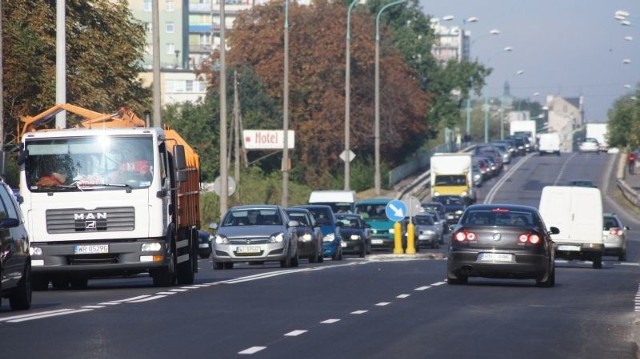 Ulica Lubelska zakorkowana. Korek sięga skrzyżowania Żeromskiego i 25 Czerwca.