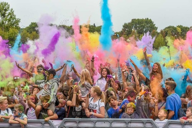 W sobotę w parku Kasprowicza odbył się Holi Festival, czyli święto kolorów. Zabawę polegającą na obrzucaniu się kolorowymi proszkami popsuła nie najlepsza tego dnia pogoda. Zobaczcie zdjęcia ----->