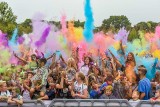 Poznań: Holi Festival - Święto Kolorów w parku koło Areny: Poznaniacy obrzucali się kolorowymi proszkami [ZDJĘCIA]