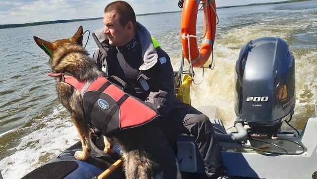 Asp. szt. Jarosław Biedrzycki z Komendy Miejskiej Policji w Koszalinie wraz ze swoim czworonożnym partnerem Ryśkiem.