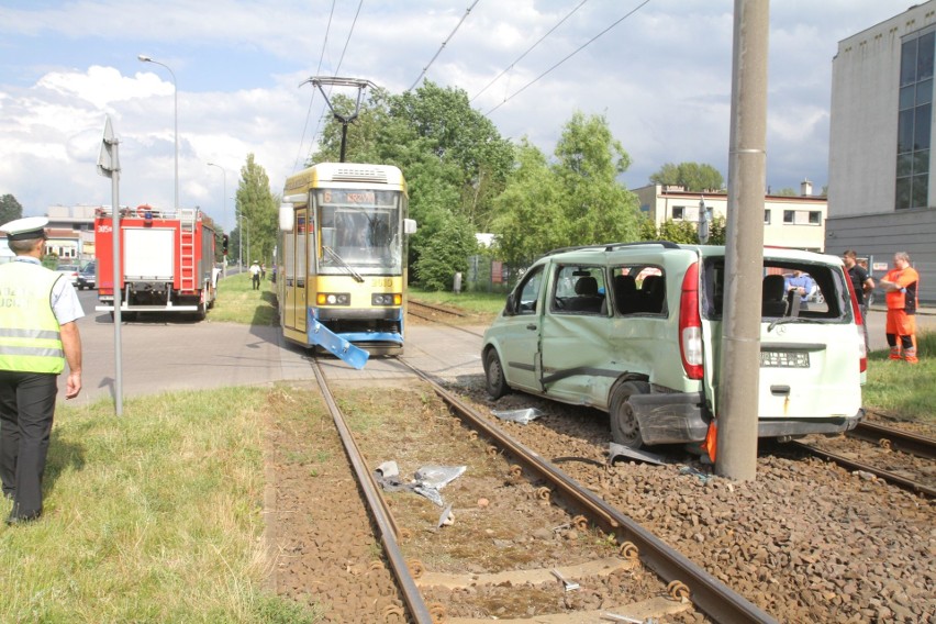 Zderzenie mercedesa z tramwajem na Kwidzyńskiej [ZDJĘCIA]