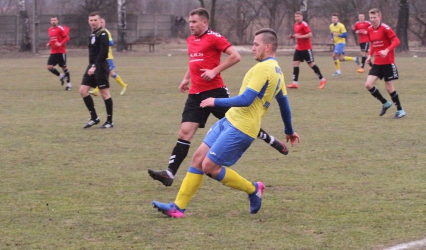 Trzecia liga. Ciekawy mecz w Daleszycach. Spartakus przegrał z Hutnikiem Kraków 0:1 [DUŻO ZDJĘĆ, WIDEO]