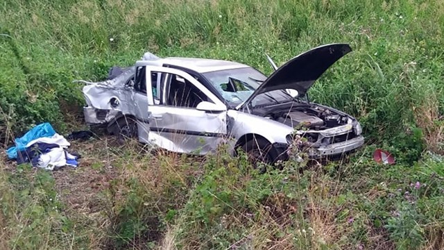 Do wypadku doszło w poniedziałek, 29 lipca, na trasie koło Słońska. Opel wypadł z drogi i rozbił się o drzewo. Ranne zostały dwie osoby. O zdarzeniu została powiadomiona słubicka policja. Na miejsce dojechały r&oacute;wnież służby ratunkowe. - Do szpitala zostały przewiezione dwie ranne osoby, to mężczyźni &ndash; m&oacute;wi asp. Magdalena Jankowska, rzeczniczka słubickiej policji. Trwa wyjaśnianie przyczyn oraz okoliczności wypadku.Zobacz r&oacute;wnież: Krzysztof Hołowczyc radzi, jak walczyć z pijanymi kierowcami&lt;script class=&quot;XlinkEmbedScript&quot; data-width=&quot;700&quot; data-height=&quot;393&quot; data-url=&quot;//get.x-link.pl/9949d937-8e54-7291-c7f4-2b8b348e2ea8,48c9c4d1-1d27-341c-e7c5-391437c26848,embed.html&quot; type=&quot;application/javascript&quot; src=&quot;//prodxnews1blob.blob.core.windows.net/cdn/js/xlink-i.js?v1&quot;&gt;&lt;/script&gt;Źr&oacute;dło: Dzień Dobry TVN&lt;b&gt;POLECAMY R&Oacute;WNIEŻ PAŃSTWA UWADZE:&lt;/b&gt;&lt;a href=&quot;https://gazetalubuska.pl/gmina-zary-samochod-strazacki-splonal-w-pozarze-zboza-w-lubomyslu-jak-to-mozliwe/ar/c1-14309491&quot;&gt;&lt;h2&gt;&lt;b&gt;Samoch&oacute;d strażacki spłonął w pożarze zboża w Lubomyślu. Jak to możliwe?&lt;/b&gt;&lt;/h2&gt;&lt;img src=&quot;https://d-pt.ppstatic.pl/k/r/1/dc/15/5d3de2d88bd31_p.jpg?1564384156&quot; width=&quot;100%&quot;&gt;&lt;/a&gt;&lt;center&gt;&lt;div class=&quot;fb-like-box&quot; data-href=&quot;https://www.facebook.com/gazlub/?fref=ts&quot; data-width=&quot;700&quot; data-show-faces=&quot;true&quot; data-stream=&quot;false&quot; data-header=&quot;true&quot;&gt;&lt;/div&gt;&lt;/center&gt;