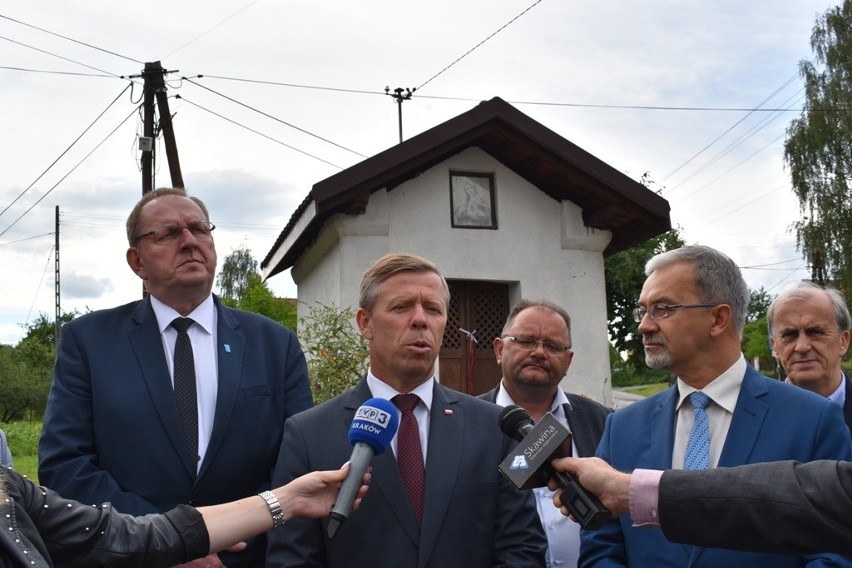 Minister Jerzy Kwieciński odwiedził Jurczyce. Wyremontują tam drogę z pieniędzy rządowych 