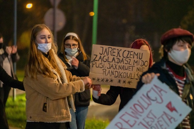 Strajk Kobiet w Nowym Sączu 21.11. Kliknij w przycisk "zobacz galerię" i przesuwaj zdjęcia w prawo - naciśnij strzałkę lub przycisk NASTĘPNE.