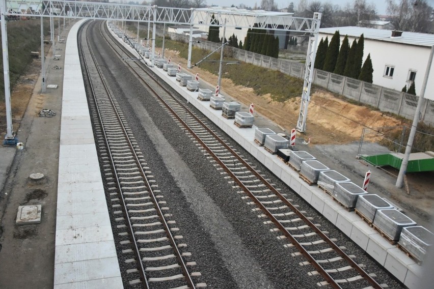 Modernizacja dworca kolejowego w Warce. Zobacz jak postępują prace [ZDJĘCIA]