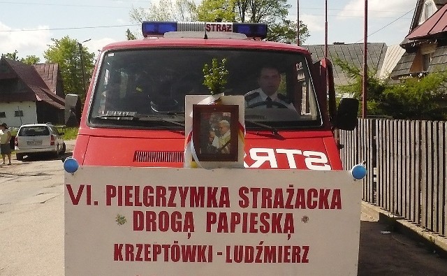 Samochód OSP w Straszewie poprowadził pielgrzymkę strażaków. Za kierownicą Tomasz Osiński, wiceprezes OSP w Straszewie.