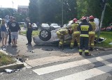 Wypadek na ul. Zaporoskiej we Wrocławiu. Dachował samochód, jedna osoba została ranna [ZDJĘCIA]