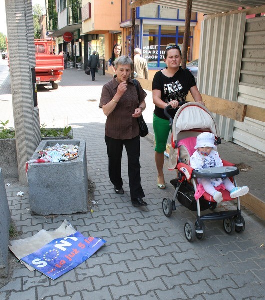 Gazony z ulicy Żeromskiego służą jako kosze na śmieci.