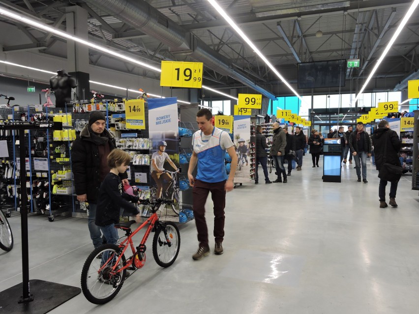 Otwarcie Bursztynowa Park w Ostrołęce: tak wyglądają sklepy Decathlon, Media Markt, Smyk, Jysk, Komfort i Komfort Łazienki [ZDJĘCIA+WIDEO]