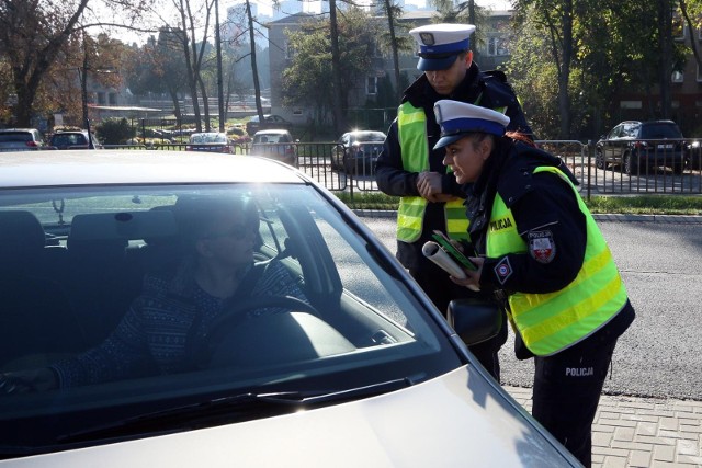 Kontrola policyjna. Za nietrzymanie rąk na kierownicy zapłacimy 500 zł mandatu