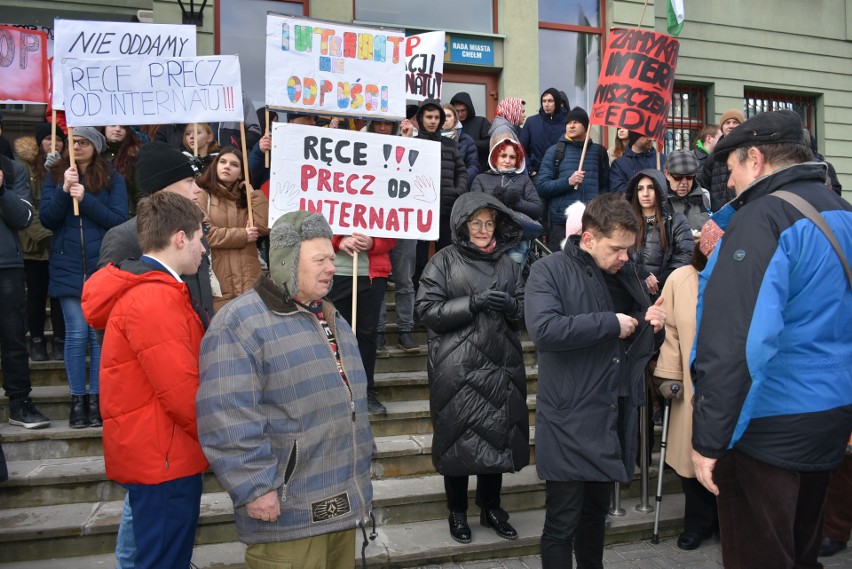 Protest przed chełmskim ratuszem. Nie chcą likwidacji dwóch internatów w Chełmie. Zobacz zdjęcia