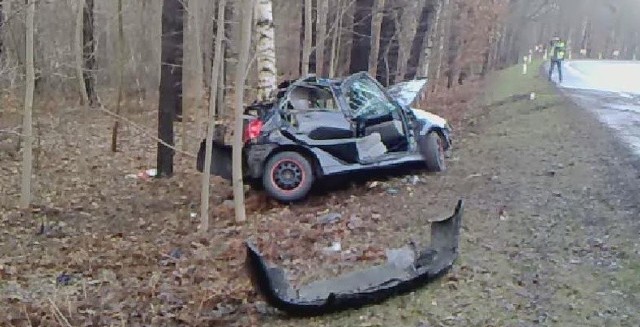 Wypadek wyglądał groźnie. Dla osób znajdujących się w samochodzie mógł skończyć się dużo gorzej.