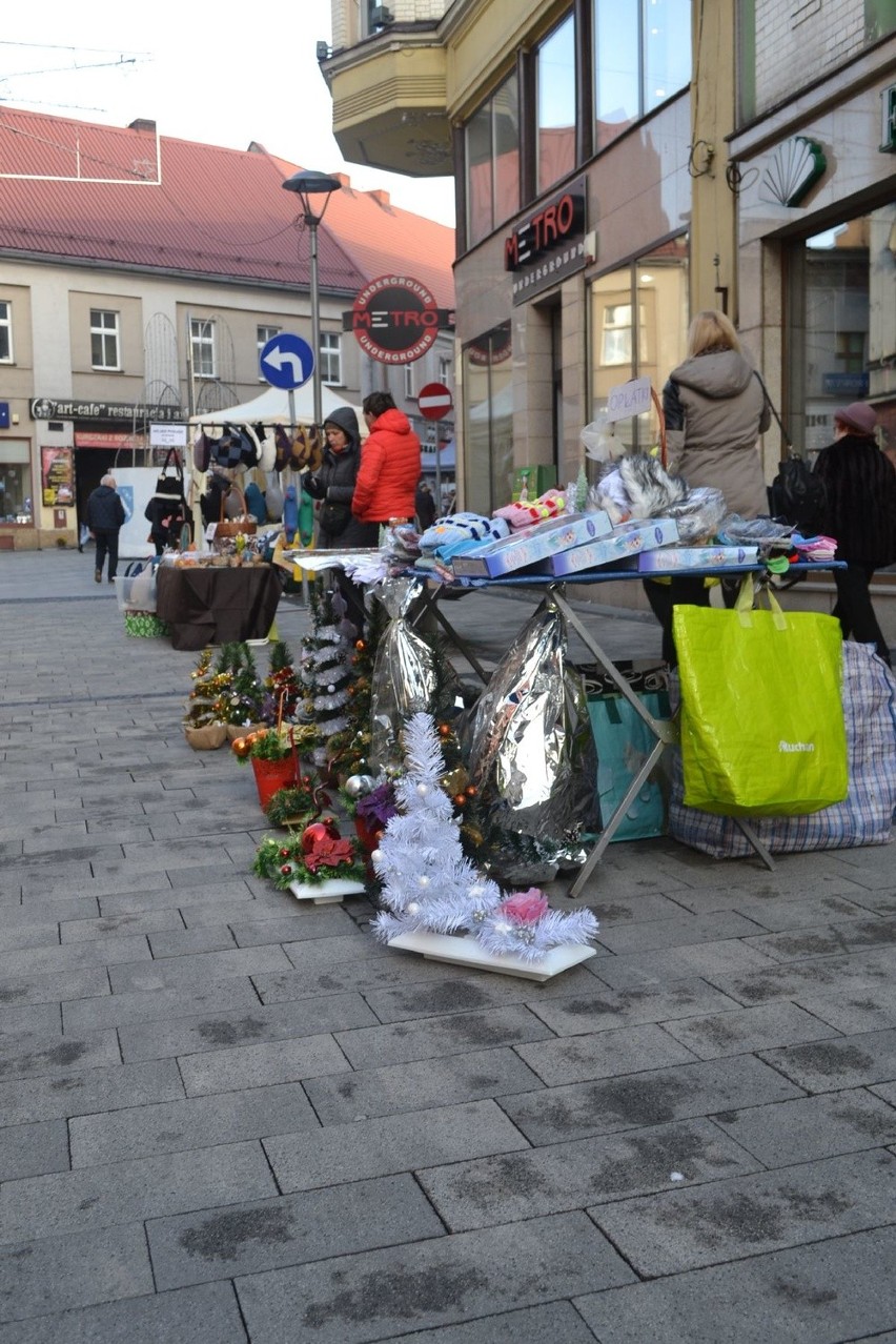 Na deptaku trwa świąteczny pchli targ