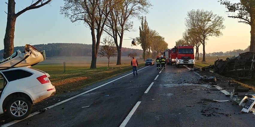 Wypadek na DK8 Wrocław - Kłodzko. Jedna osoba uwięziona w aucie 