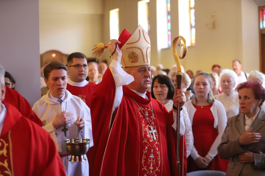 Biskup Jan Piotrowski dokonał konsekracji kościoła pod wezwaniem Ducha Świętego w Kielcach. Było wielu kapłanów i wiernych