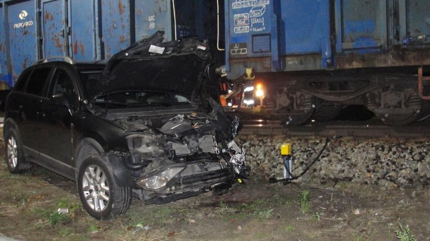 Wypadek na przejeździe kolejowym w Połańcu. Samochód osobowy zderzył się z pociągiem towarowym. Ranny mężczyzna