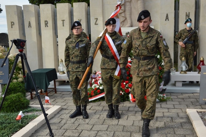 Skromne obchody Koneckiego Września. Była msza święta i uroczystość pod pomnikiem Partyzantów [ZDJĘCIA]