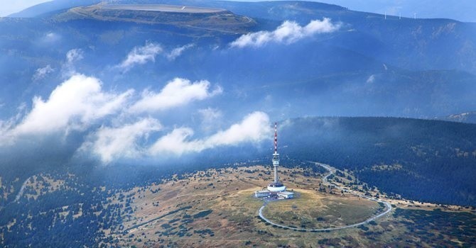 Wieża telewizyjna na Pradziadzie, najwyższej górze Moraw i...