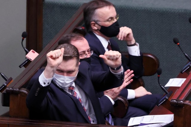 Przemysław Czarnek, Mariusz Kamiński i Jarosław Sellin podczas posiedzenia Sejmu