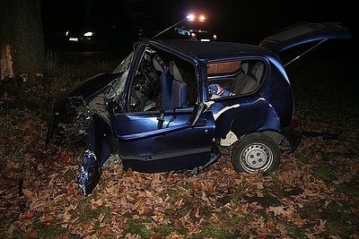 Śmiertelny wypadek w Sączowie. Kierowca uderzył w drzewo. Zginął na miejscu [ZDJĘCIA]