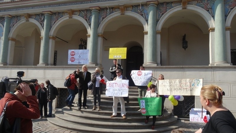 Demonstracja rodziców niepełnosprawnych dzieci na Starym...