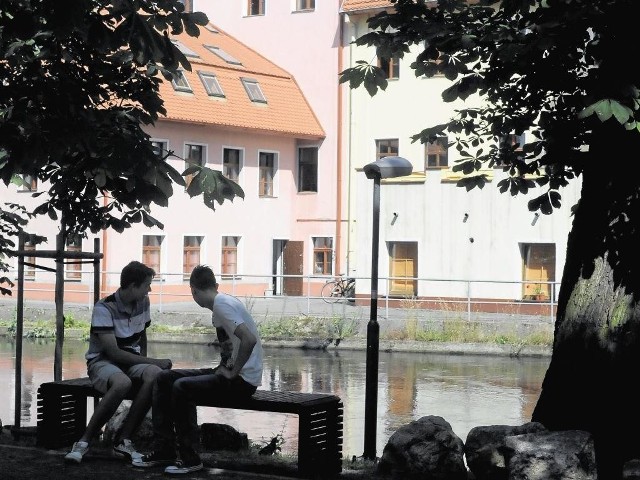 Nad Brdą na wysokości miejsca, gdzie irlandzki kibic najprawdopodobniej wpadł do wody, są już lampy